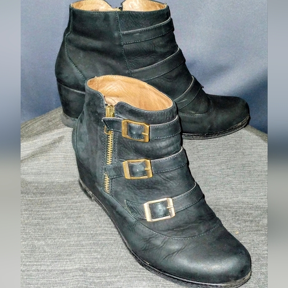 ERIC MICHAEL "LENA" BLACK LEATHER WEDGE ANKLE BOOTS W/ BUCKLE ACCENTS ~ SIZE 39 - Picture 7 of 13